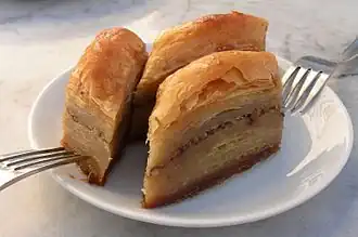 Présentation de trois baklavas.