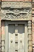 Fausse porte et linteau d'une tour annexe