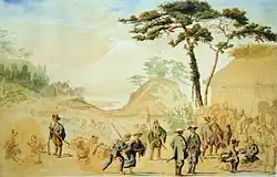 Peinture représentant, au premier plan, une troupe de soldats japonais près d'un bâtiment et d'un arbre et, en arrière-plan, partiellement dissimulé derrière une colline boisée, un volcan inactif recouvert de neige à son sommet. Le ciel est nuageux. Les soldats du premier plan sont diversement assis ou debout. L'un d'entre eux est armé d'une hallebarde, plusieurs autres d'un sabre ou d'un fusil.