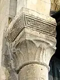Arc triomphal, tailloir roman et chapiteau gothique côté nord.