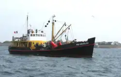 Le baliseur côtier Roi Gradlon (ancienne génération) en train de relever des bouées du chenal de Lorient, France