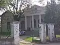 Le Château Gődény de Balkány est un poste de police aujourd'hui
