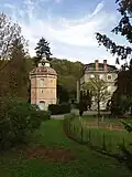Pavillon d'agrément et maison principale.