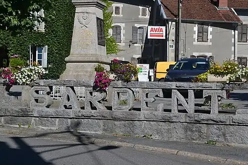 Le nom de la commune de Sardent, sculpté par les tailleurs de pierre italiens fuyant le fascisme.