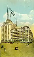 Un premier exemple (1922) d'un émetteur radio AM directionnel, construit pour WOR, puis dans le New Jersey et ciblant à la fois New York et Philadelphie.