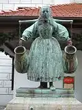 Fontaine Bamberka (XXe siècle) à l'ouest de la mairie