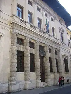 Détail de la façade avant et ses colonnes faites de blocs de pierre.