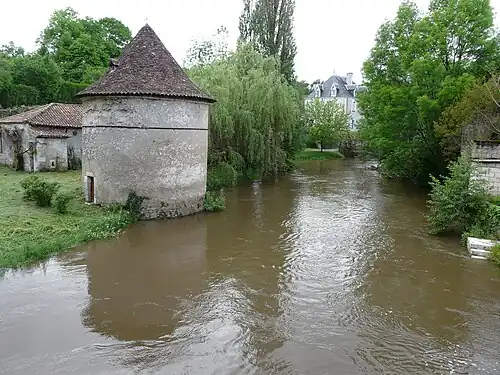 Le Bandiat dans le bourg de Javerlhac.