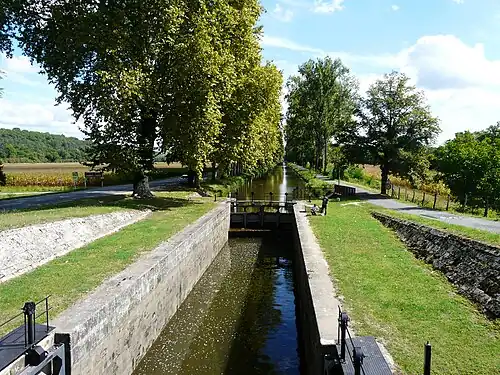 L'écluse de la Borie-Basse sur le canal de Lalinde.