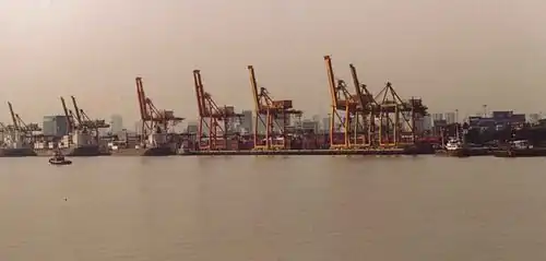 Le port de Bangkok&nbsp;(en) en 2003