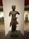 Statue d'homme de style khmer (Sa Kamphaeng Yai Temple, Si Saket), XIe&nbsp;siècle.