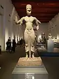 Vishnou de Takua Pa (Khao Phra Noe), pierre, H = 202&nbsp;cm, VIIe et VIIIe&nbsp;siècles,.