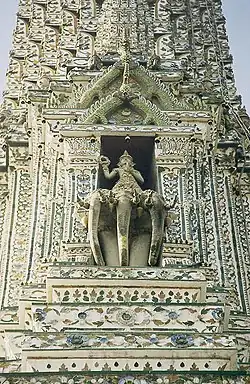 Indra chevauchant Erawan, prang central