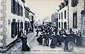 Bannalec : danses bretonnes rue de Rosporden vers 1920 (carte postale Villard).