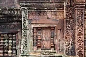 Les rinceaux khmers font partie des nombreuses références hellénistiques visibles en Asie du Sud-Est, filtrées par l'Inde. Banteay Srei, Angkor, Cambodge, Xe&nbsp;siècle.