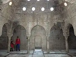 La pièce chaude ou pièce centrale (bayt al-wastani) du bain public