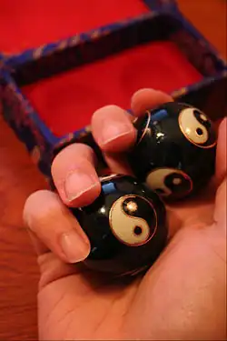 Boules de Baoding en cours d'utilisation.