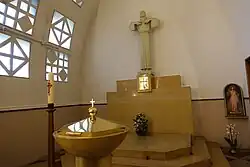 Chapelle du Sacré-Cœur avec les fonts baptismaux.