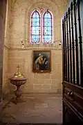 Vue de l'entrée du baptistère qui se trouve au rez-de-chaussée de la tour.
