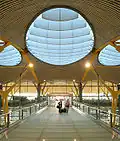 Entrée de l'aéroport pour les voyageurs au départ.