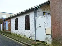 Deux baraques : une française à gauche, une canadienne à droite, au 4, rue de Reims à Brest Saint-Marc (2011).