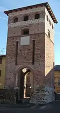 Barbania (To) porte d'entrée du XIVe siècle du ricetto, transformée au XVIIe siècle en clocher.