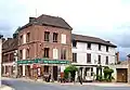 dans le village,
