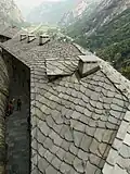 Toitures de lauzes au fort de Bard.