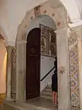 Porte d'accès au premier étage.