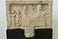Asclépios et Hygieia recevant des offrandes.