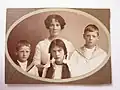 Dora Söderberg enfant avec ses frères Mikael Söderberg&nbsp;(sv) et Tom Söderberg (historiker)&nbsp;(sv) ainsi qu'Elisabeth Andersson, femme de ménage.