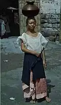 Femme philippine portant un baro't saya pendant qu'elle travaille.