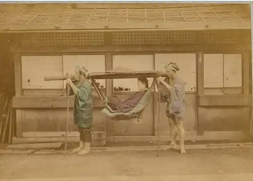 Femme portée en Kago.