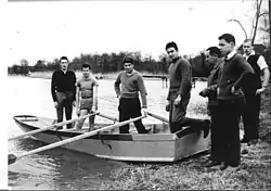 Des rameurs posent devant des barques du Club Aviron Majolan en 1958.