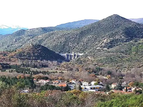 Barrage du lac de Vinça; vue ver l'ouest. Le village de Rodès est au premier plan ; l'église Saint-Pierre de Belloch est sur la colline à gauche du barrage.