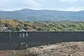 En amont du barrage.