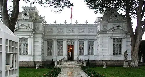 Le Museo Pedro de Osma abrite des objets artistiques datant du XVIe au XVIIIe&nbsp;siècle, notamment des peintures, des sculptures, des retables, de l'argenterie, des sculptures en pierre de Huamanga, des meubles et d'autres objets provenant de régions ayant une ancienne tradition artistique andine.