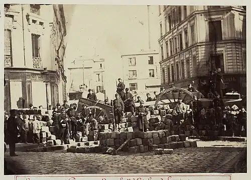 Barricade du passage Raoul (côté boulevard Richard-Lenoir)