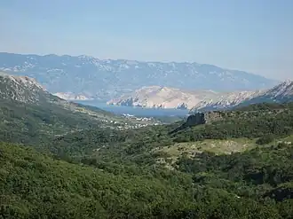 Vue de la ville, de loin, avec la mer en arrière-plan