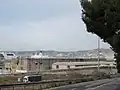 La base sous-marine vue en janvier 2016 depuis le chemin du cap Jenet, au-dessus de l'autoroute du Littoral.