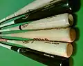 Lot de battes de baseball en bois de différentes marques et manufacturées au États-Unis.
