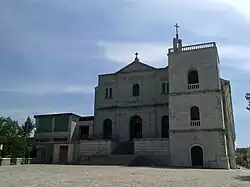 Façade de l'ancienne basilique Maria Santissima Mater Domini au sanctuaire.