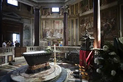 fond baptismal.