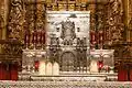 L'autel et le tabernacle en argent de la chapelle.