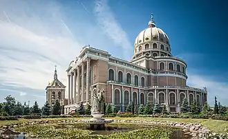 Côté est de la basilique, surplombant la piazza.