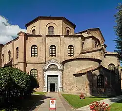 La basilique de Ravenne est un des modèles de la chapelle palatine.