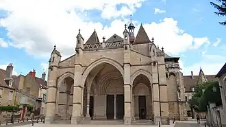 Façade de la basilique Notre-Dame de Beaune.