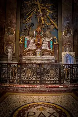 Chapelle des anges. Au-dessus, les anges soulèvent la croix à la gloire du ciel. L'autel et le tabernacle sont en marbre. Sur la gauche, une statue de sainte Jeanne d'Arc, sur la droite, une statue de sainte Germaine de Pibrac, avec devant elle, un tableau de Notre-Dame de Guadalupe.