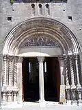 Le portail et le tympan de la basilique.