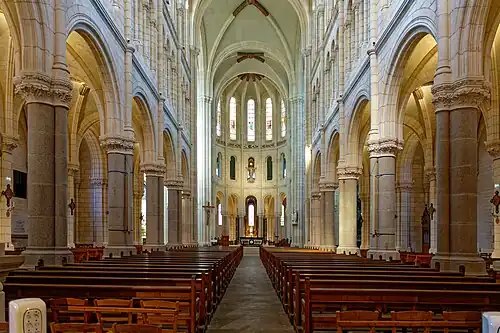 Nef, côté abside.